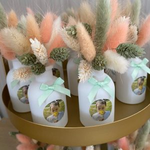 vaasje met droogbloemen