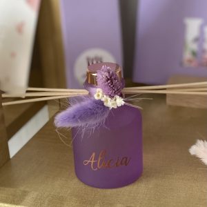 Geurflesje gevuld - afgewerkt met stickertje en takjes droogbloemen